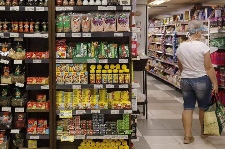Fabricação de produto alimentício gerou mais emprego em 2024, diz IBGE