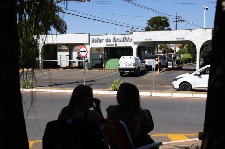 Polícia reconhece falhas em relatório de vistoria na casa de Bolsonaro