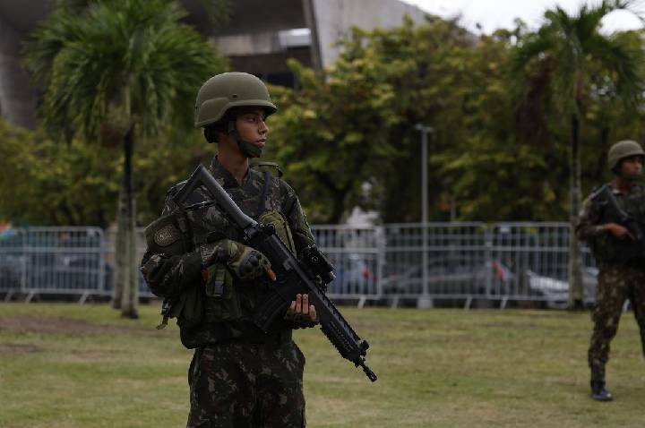 Tropas militares vão reforçar locais de votação no Rio de Janeiro