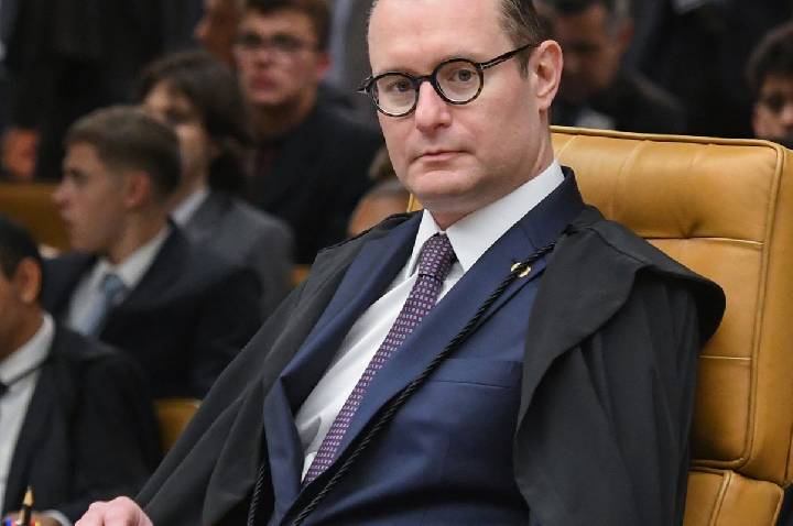 Zanin vota a favor de eleições diretas para governador do Rio