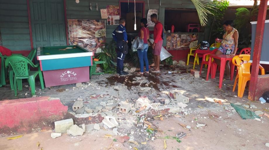 Motorista perde controle de carro e invade estabelecimento comercial, em Itaituba
