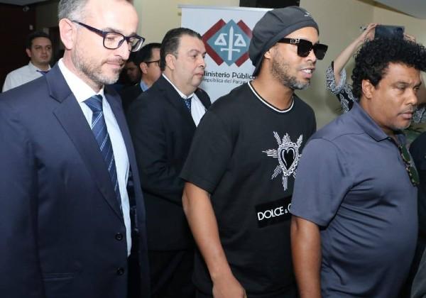 Ronaldinho Gaúcho e irmão podem deixar a prisão no Paraguai nesta segunda-feira