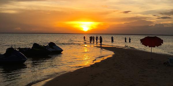 ATRAÍDAS POR PRAIA DE NUDISMO
