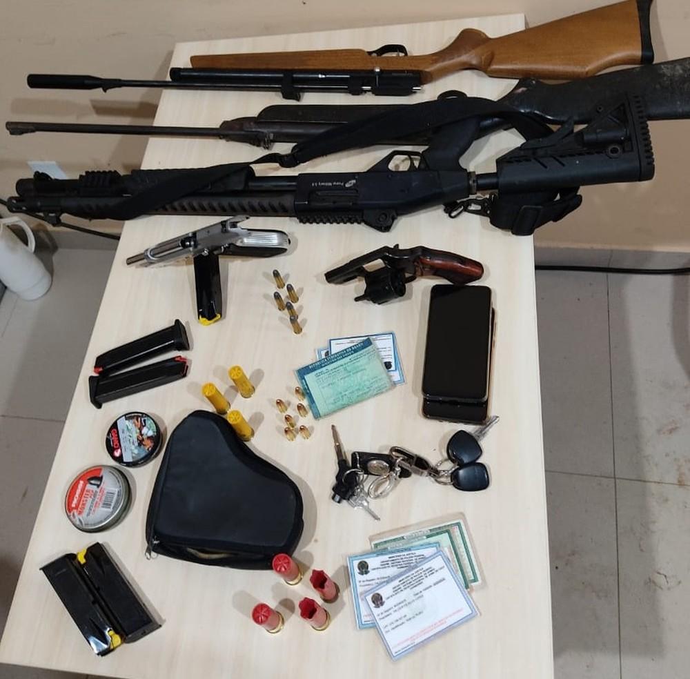 CINCOS ARMAS SÃO ENCONTRADAS COM CASAL