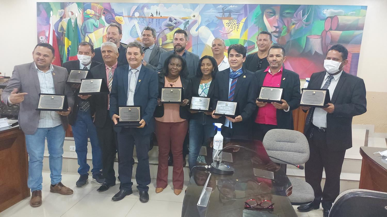 VEREADORES RECEBEM COMENDA DE GRATIDÃO