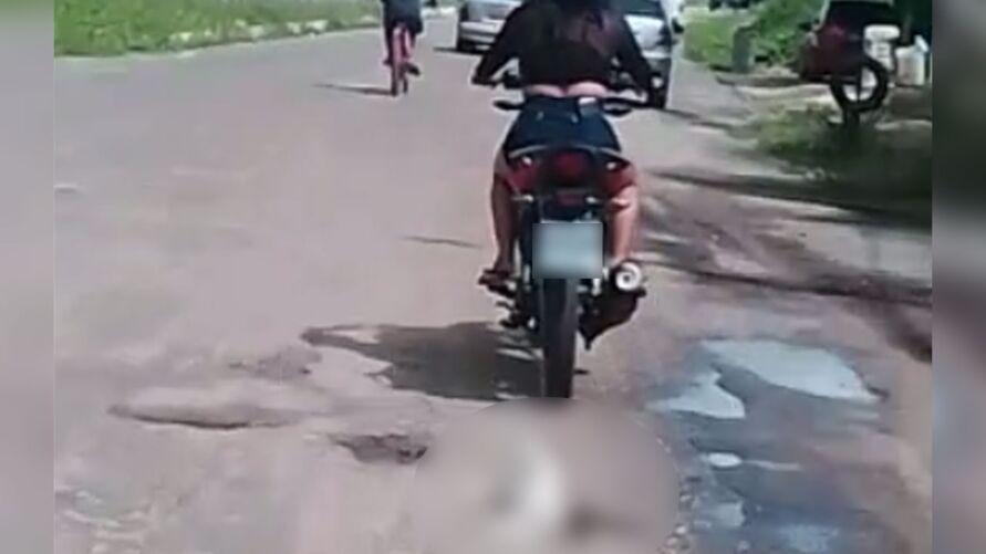 GATO É AMARRADO A MOTO