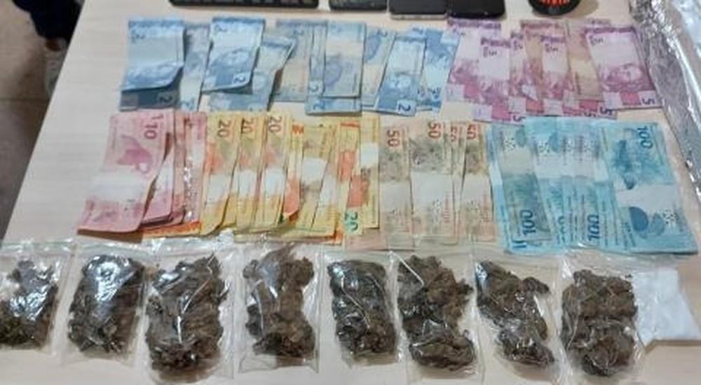 TRIO E PRESO VENDENDO DROGAS