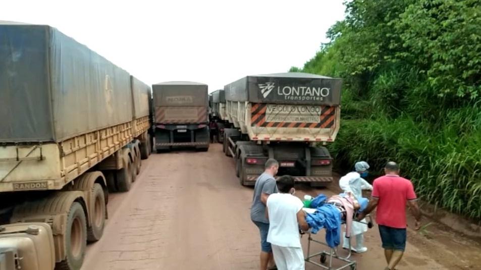 Ambulância fica presa em congestionamento de carretas em Miritituba