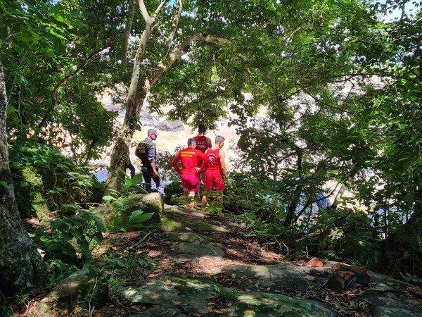 Corpo de jovem que teria sido torturado e executado há mais de 20 dias é encontrado boiando em rio