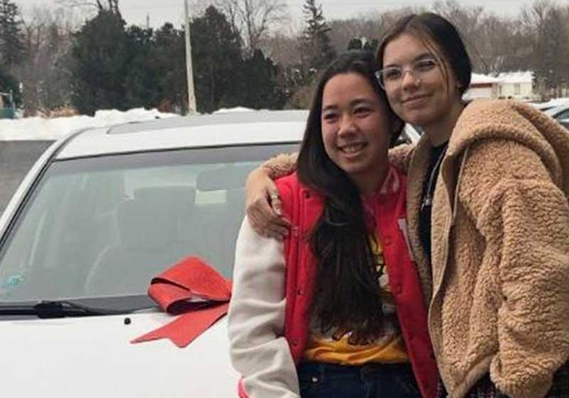 Jovem ganha carro em rifa e doa a colega que arrumou emprego para ela