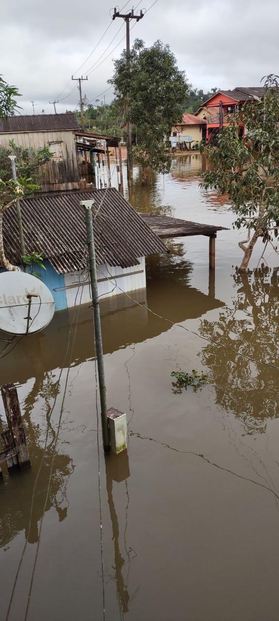 Cheia do Rio Jamanxim deixa a comunidade de Jardim do Ouro em a alerta