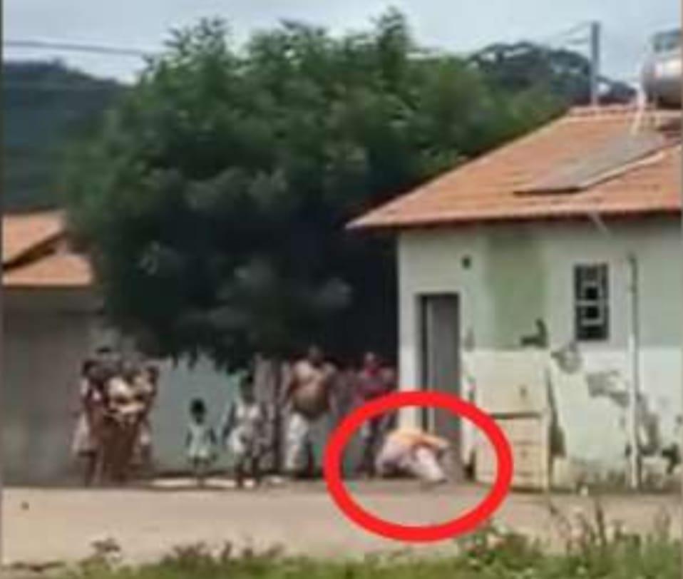 Mulher é esfaqueada durante briga em residencial; agressora está foragida