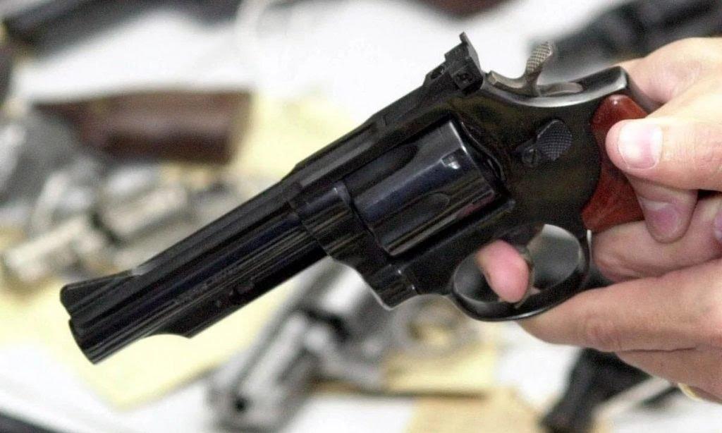 O crime é divino: a parceria entre tráfico, milícias e igrejas pentecostais na periferia do Rio