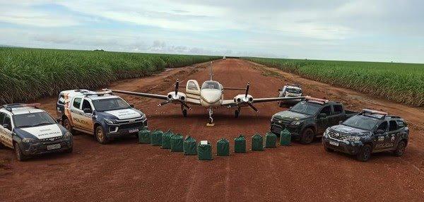 Traficantes abandonam avião em pista de pouso e escondem 450 kg de droga em canavial em MT