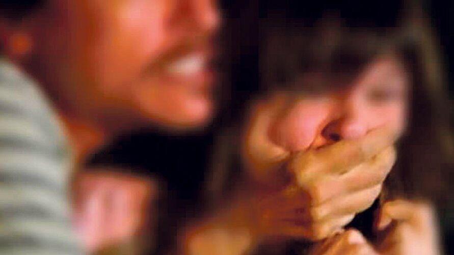 MÃE ACUSADA DE DOPAR SUA PRÓPRIA  FILHA