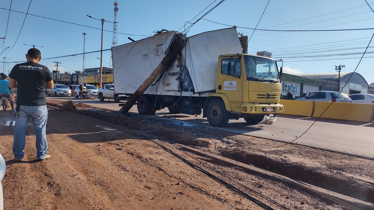 Caminhão de transportadora arranca poste de energia na Transamazônica, próximo a curva da morte em Itaituba PA