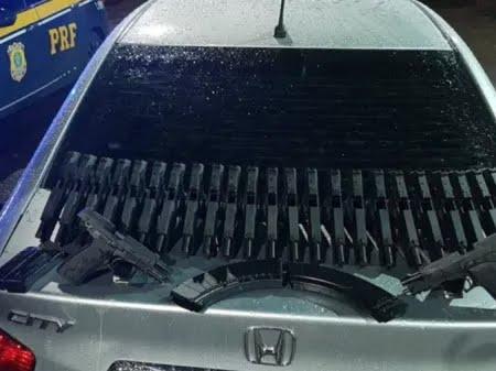 Duas mulheres são presas em carro com 25 armas e carregador de AK-47