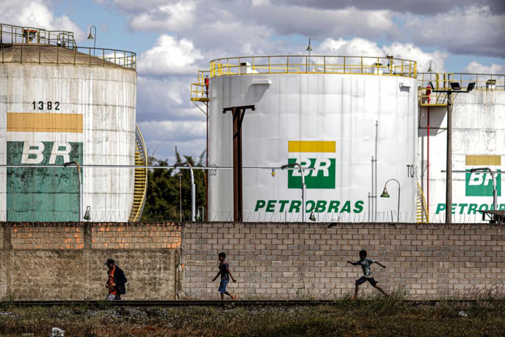 Petrobras decide esclarecer motivos que elevaram preço da gasolina