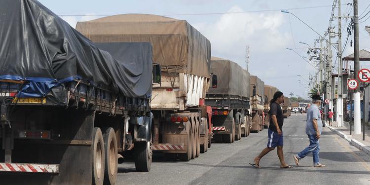 Caminhoneiros marcam greve, mas governo vê ameaça vazia