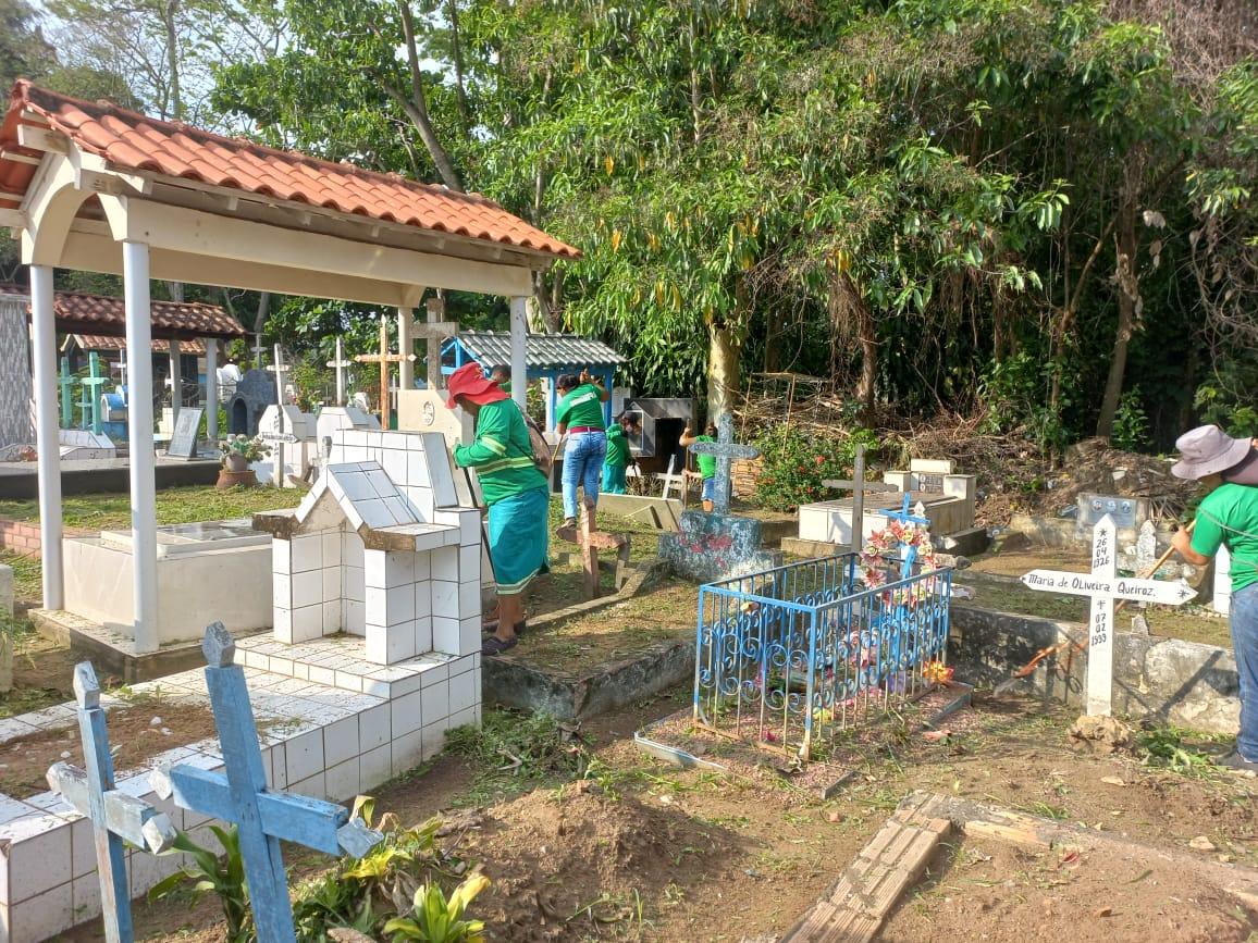 Cemitérios são limpos para o Dia de Finados em Itaituba Pará