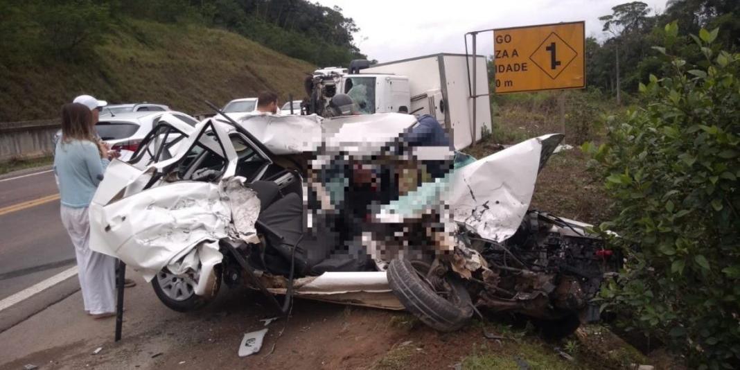 Mais um grave acidente entre dois veículos deixa casal e um bebê feridos entre as ferragens