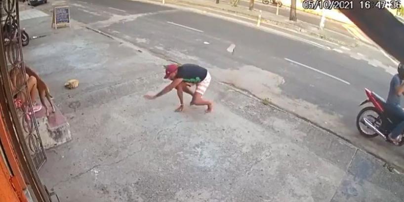 VÍDEO: Homem tropeça, quebra chinelo, é mordido por cachorro e desiste de assalto