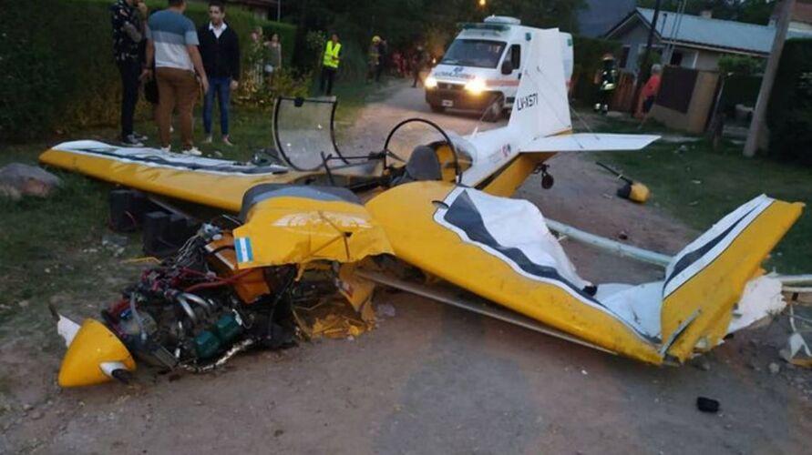 Avião cai sobre mãe e filha durante exibição; veja o vídeo!