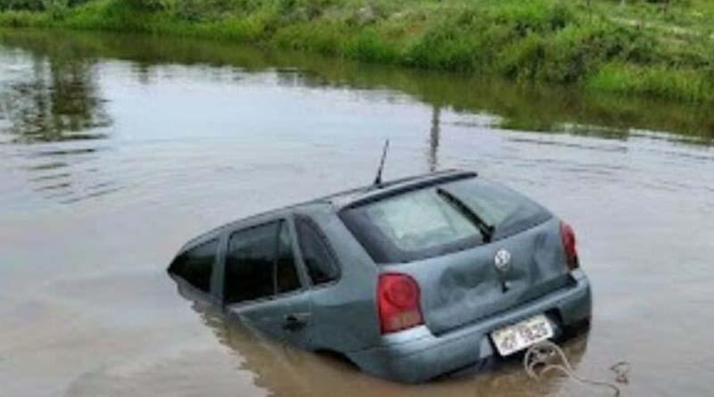Família morre afogada após carro cair em lago