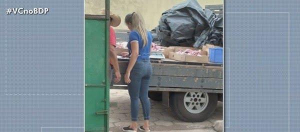 Foto flagra falta de higiene no transporte das carnes de merenda escolar em Paragominas