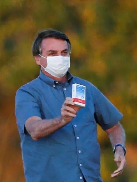 Por decreto, Bolsonaro concede a si próprio homenagem de Mérito Científico