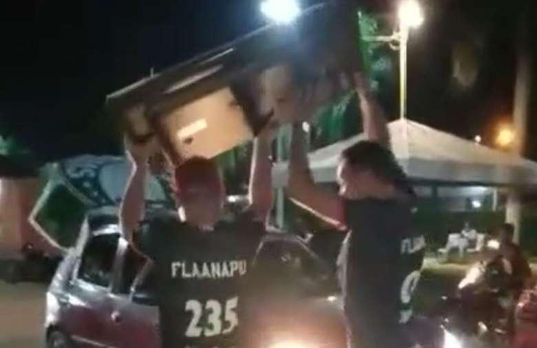 Torcedores do Flamengo jogam televisão no chão após assistirem derrota do clube em bar no Pará
