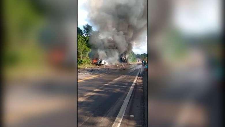 Vídeo: carretas colidem e carga de bois pega fogo na Transamazônica