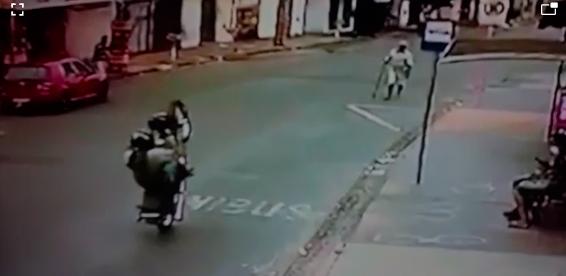Vídeo mostra momento em que idoso morre atropelado por motociclista que empinava veículo em via pública