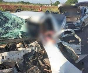 Vídeo: acidente gravíssimo entre carro de passeio e carreta deixa uma pessoa morta na BR-316 em Castanhal