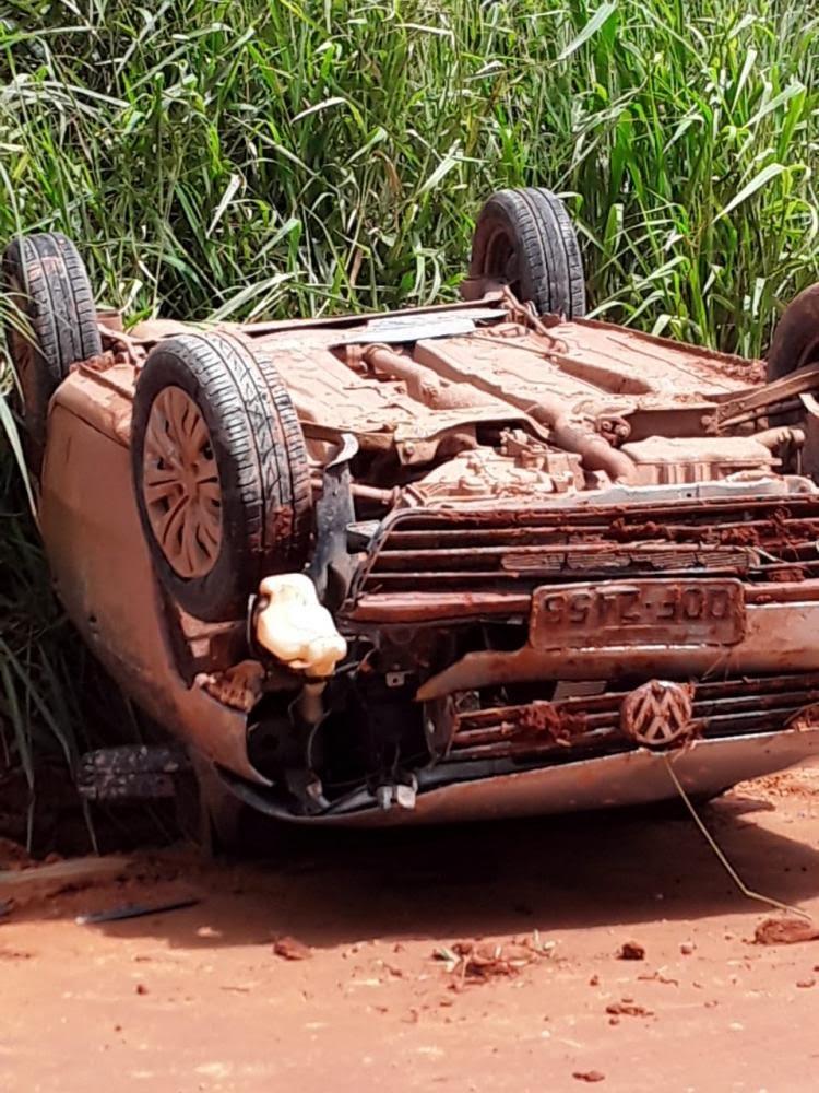 Motorista perde o controle da direção e caminhonete capota na Transamazônica