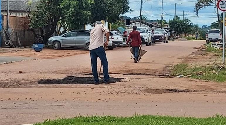 Empresário não aguentando mais os transtornos resolveu ele mesmo fazer o tapa buraco de rua em Novo Progresso Pará