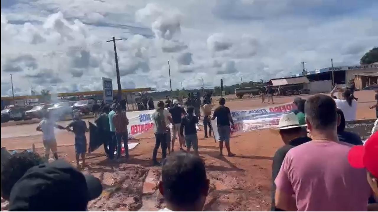 Garimpeiros são impedidos na tentativa de bloqueio da BR-230 Transamazônica no Km-30 pelas forças de segurança em Itaituba Pará