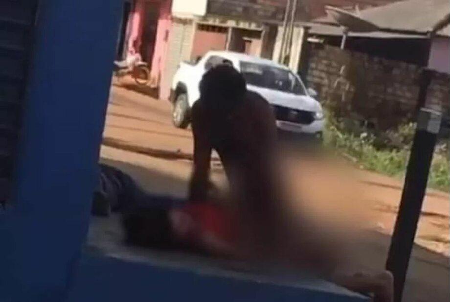Homem estupra mulher bêbada na calçada o fato é filmado mas ninguém impede