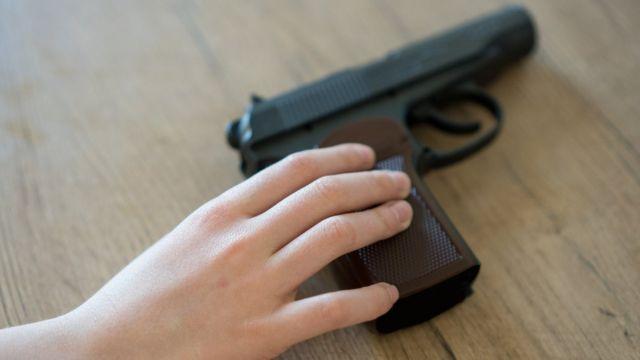 Menino de 3 anos mata a mãe acidentalmente com arma encontrada dentro de carro