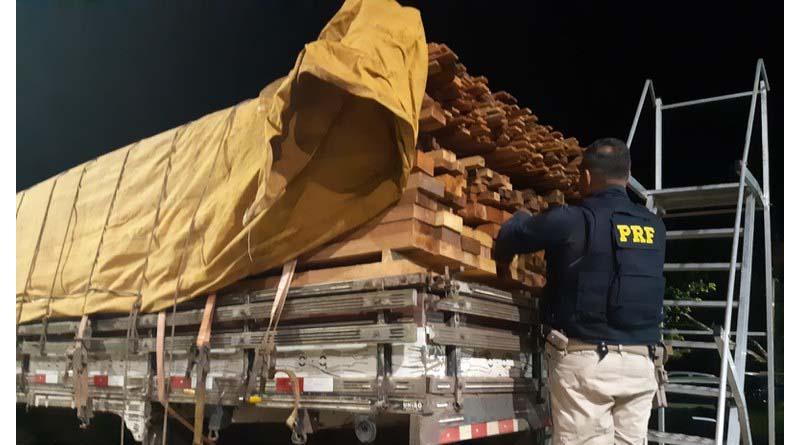 PRF apreende madeira ilegal e extremamente rara em Santa Maria do Pará