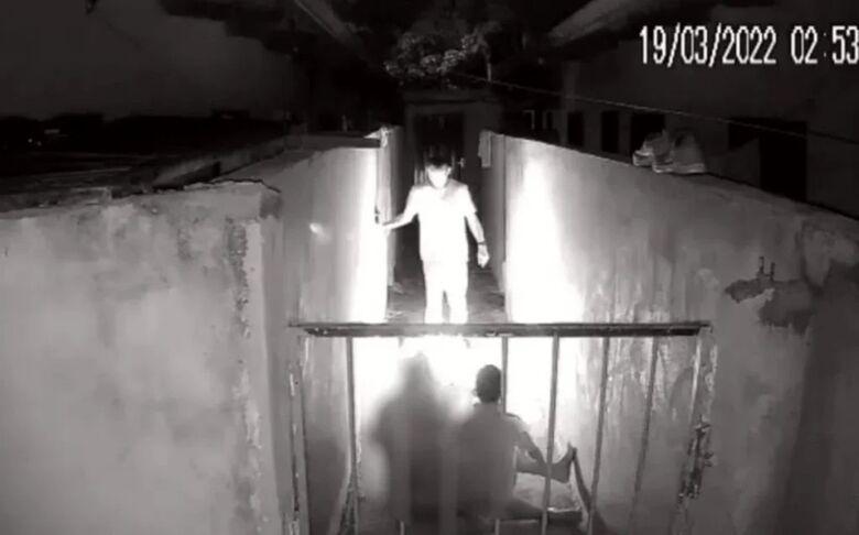 Vídeo: homem toca fogo em partes íntimas da esposa por ela não deixar ele sair para beber