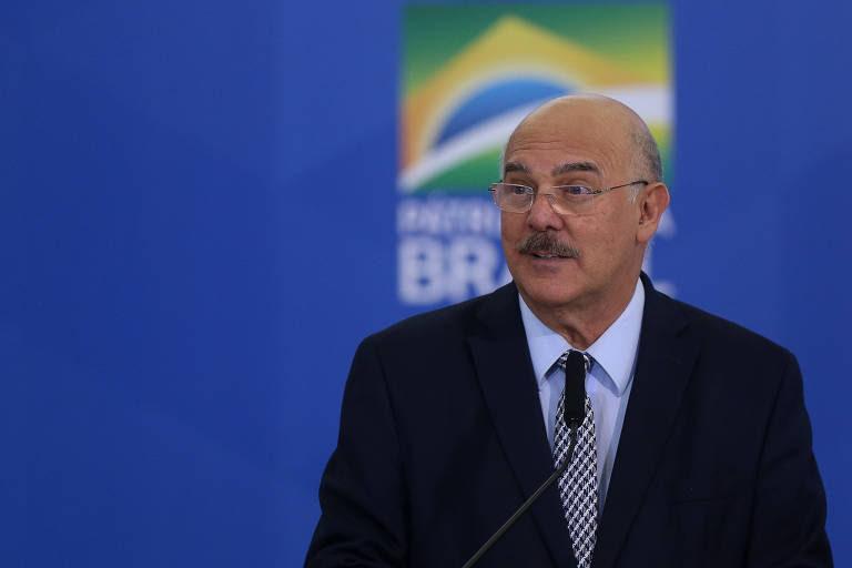 Ex ministro Milton Ribeiro dispara arma em aeroporto e é levado para depor na PF