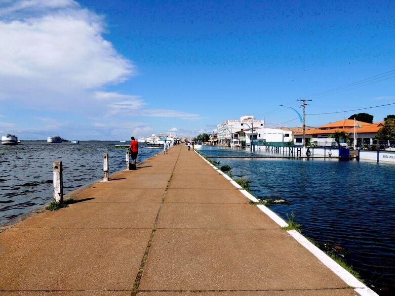 Nível das águas do Rio Tapajós avança sobre a orla de Santarém
