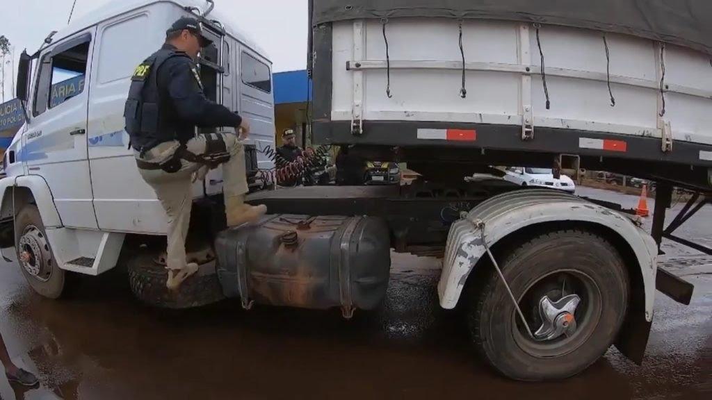 Caminhoneiro se recusa a retirar lona e acaba preso após PRF descobrir o que havia embaixo