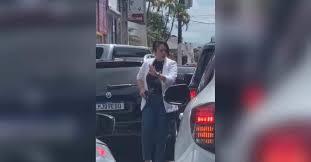 Mulher discute no trânsito e sai do carro segurando arma de fogo