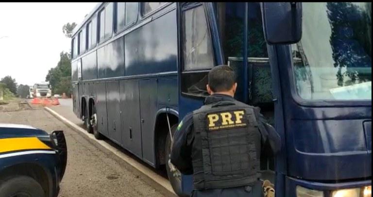 PRF apreende mais de seis quilos de entorpecente com passageiro em ônibus no Pará