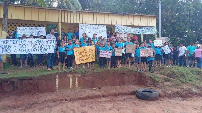 Escola de madeira e sem banheiro é alvo de protesto por populares no Pará