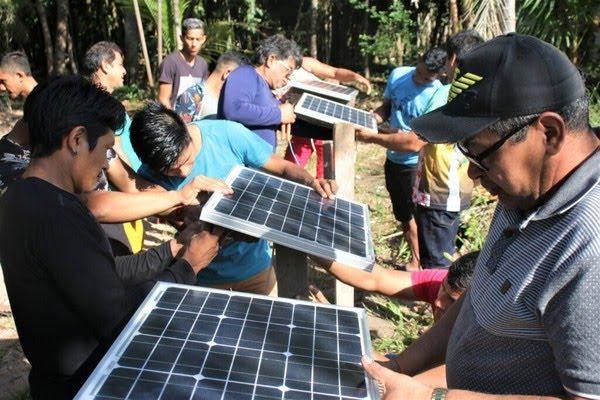 Moradores das margem Rio Tapajós participam de curso para manutenção de painéis de energia solar