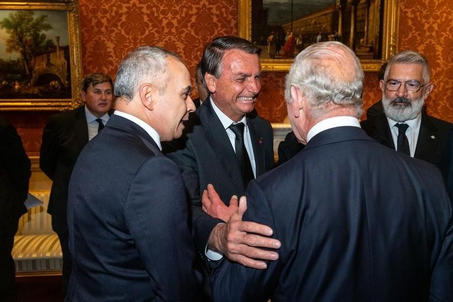 Rei Charles III quer coroação só em 2023 para não ter que encontrar Bolsonaro de novo