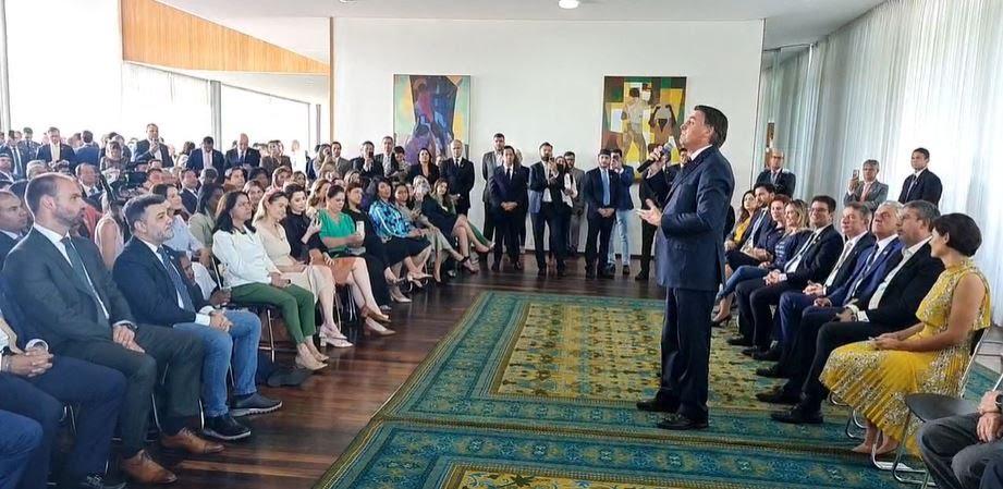 Em campanha, Bolsonaro recebe governadores e deputados reeleitos e pede desculpas: 'Falei demais muitas vezes'